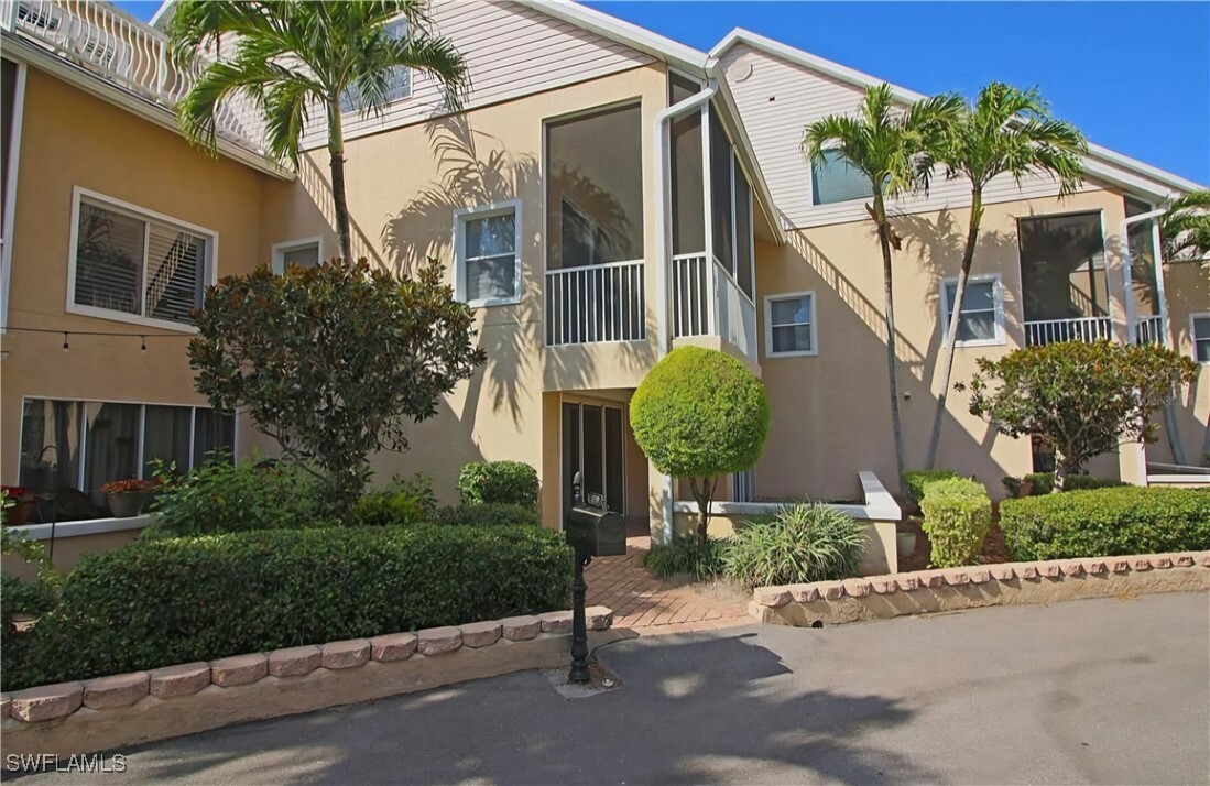 Property Photo:  819 James Street  FL 33916 