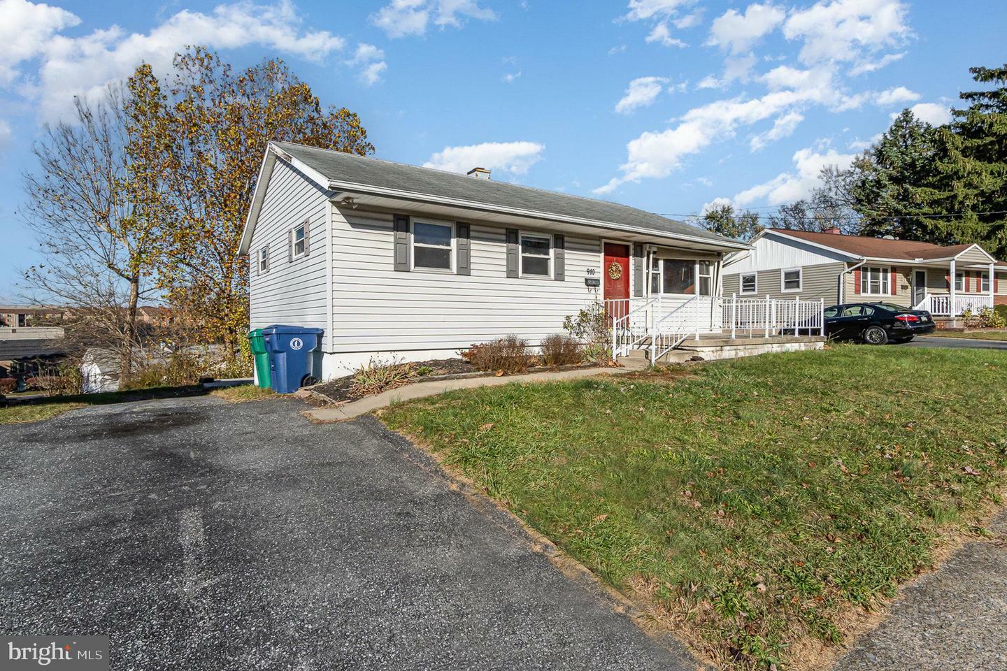 Property Photo:  910 Lakewood Drive  PA 17109 