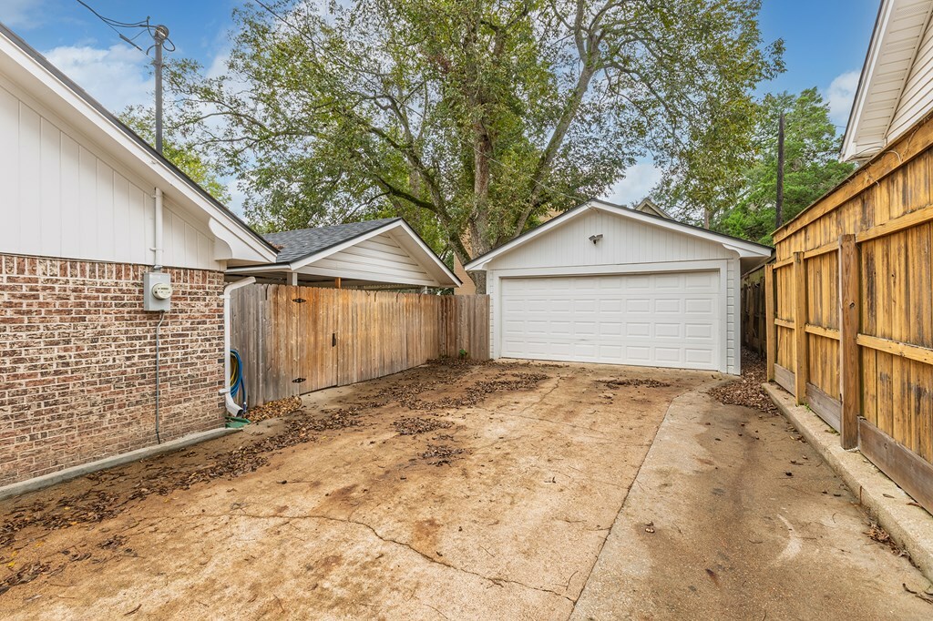 Property Photo:  907 E Houston Street  TX 75835 