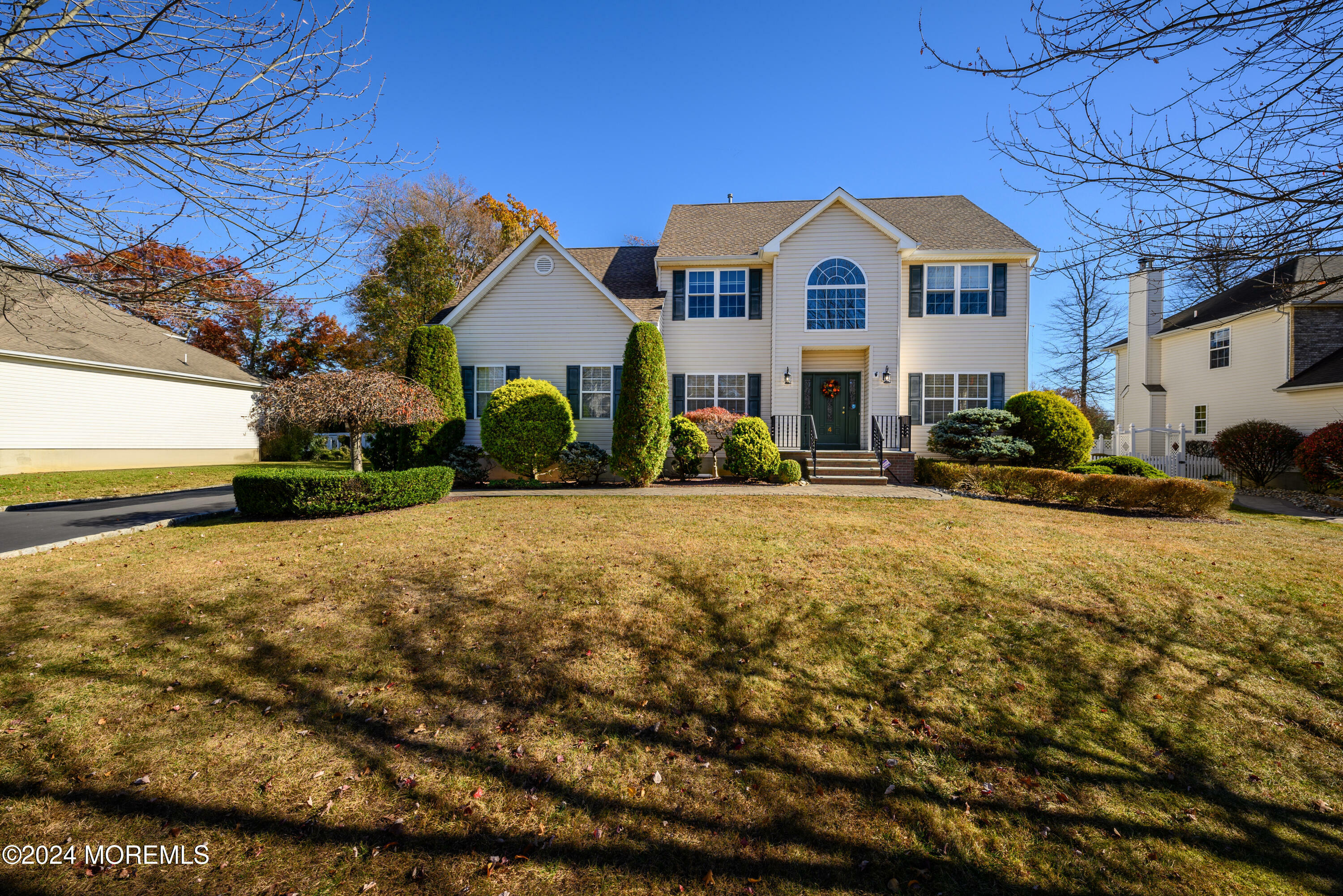 Property Photo:  4 Sycamore Court  NJ 08831 