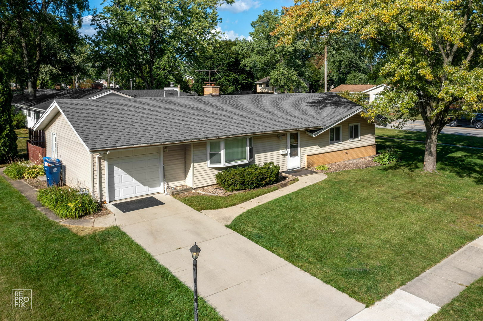 Property Photo:  1600 Winchester Lane  IL 60193 