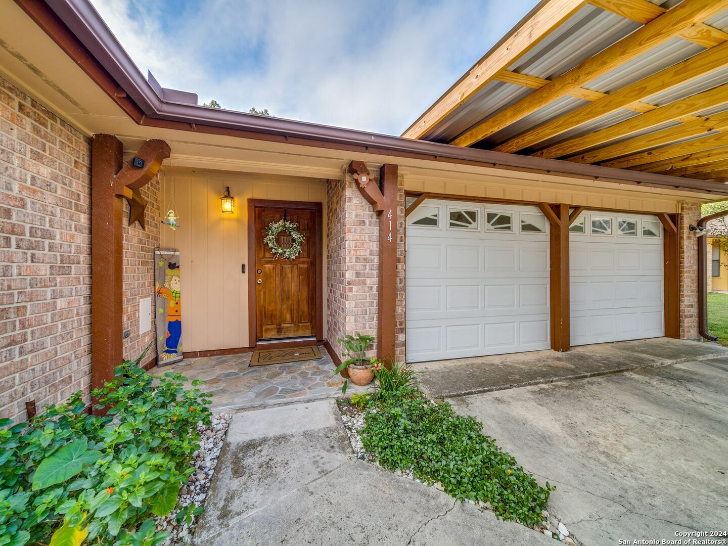 Property Photo:  414 Renee Dr  TX 78109 