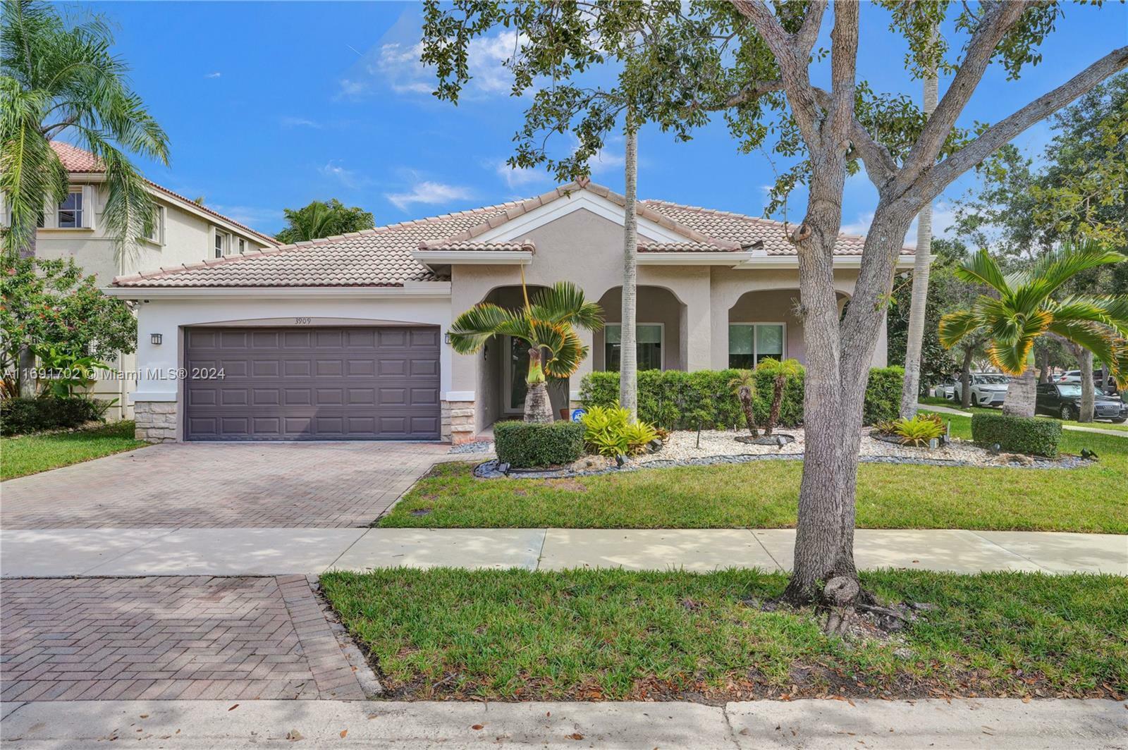 Property Photo: 3909 Hawks Ct FL 33331