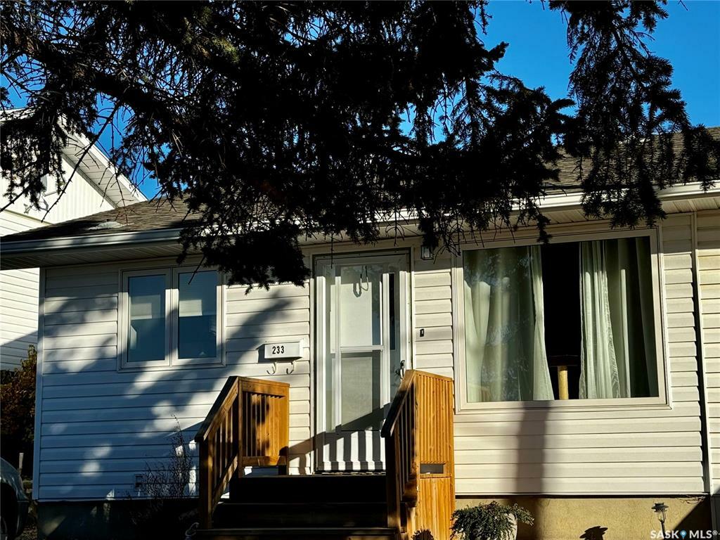 Property Photo:  233 18th Avenue NE  SK S9H 2Y2 