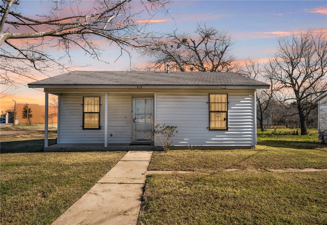 Property Photo:  415 E 20th Street  TX 76705 