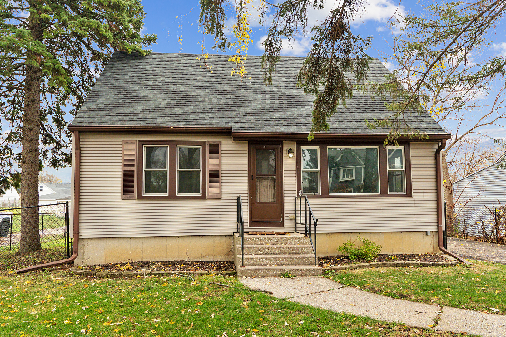 Property Photo:  353 N Fairfield Avenue  IL 60148 