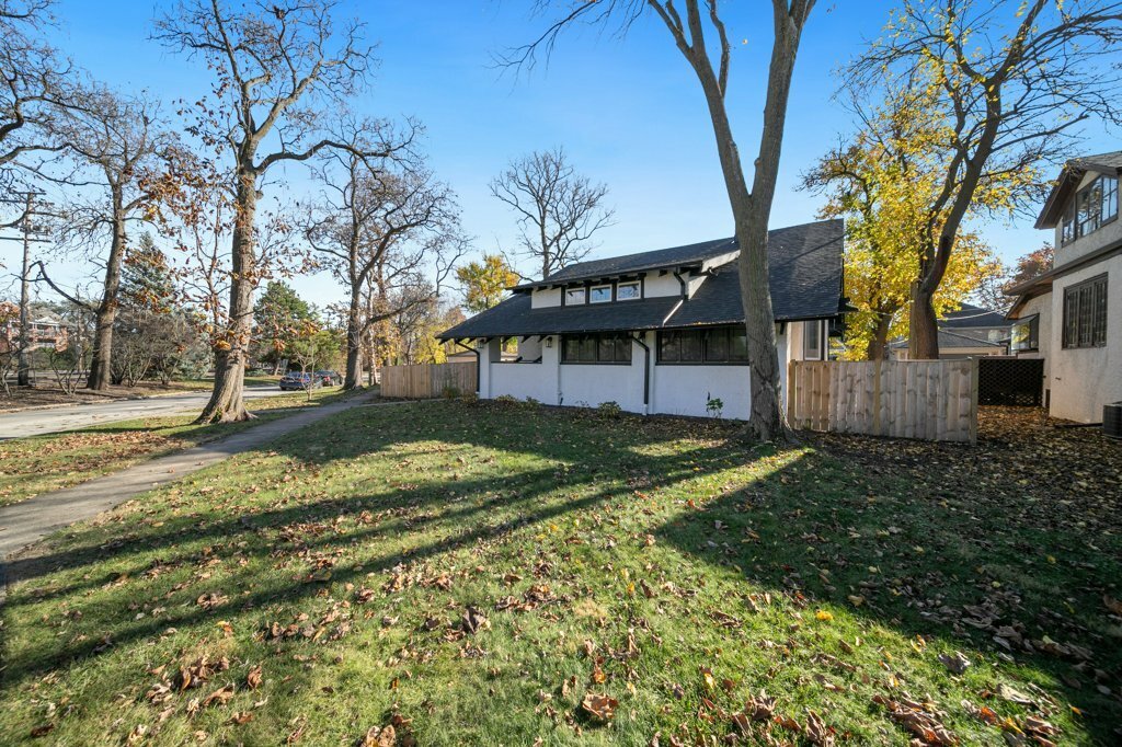 Property Photo:  211 Lake Avenue  IL 60068 