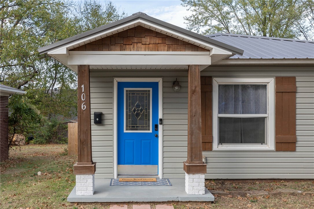 Property Photo:  106 E Bailey Avenue  AR 72764 