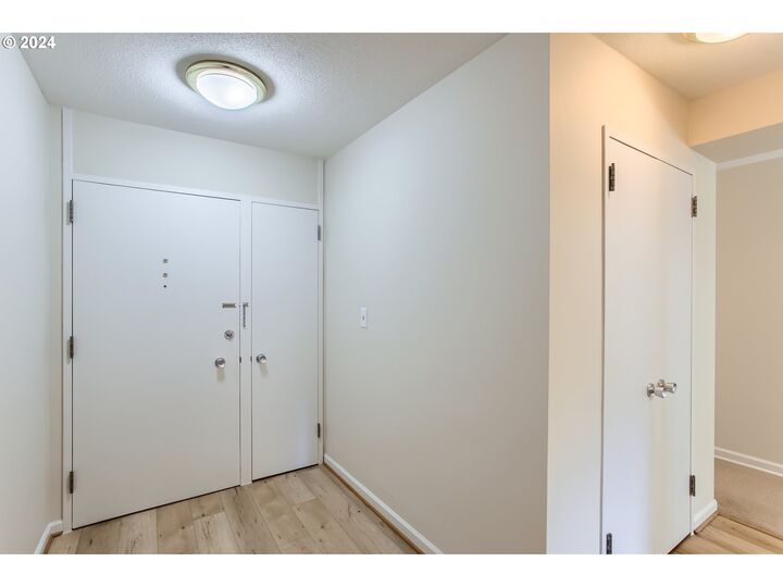 Property Photo: 2323 SW Park Pl 302 OR 97205