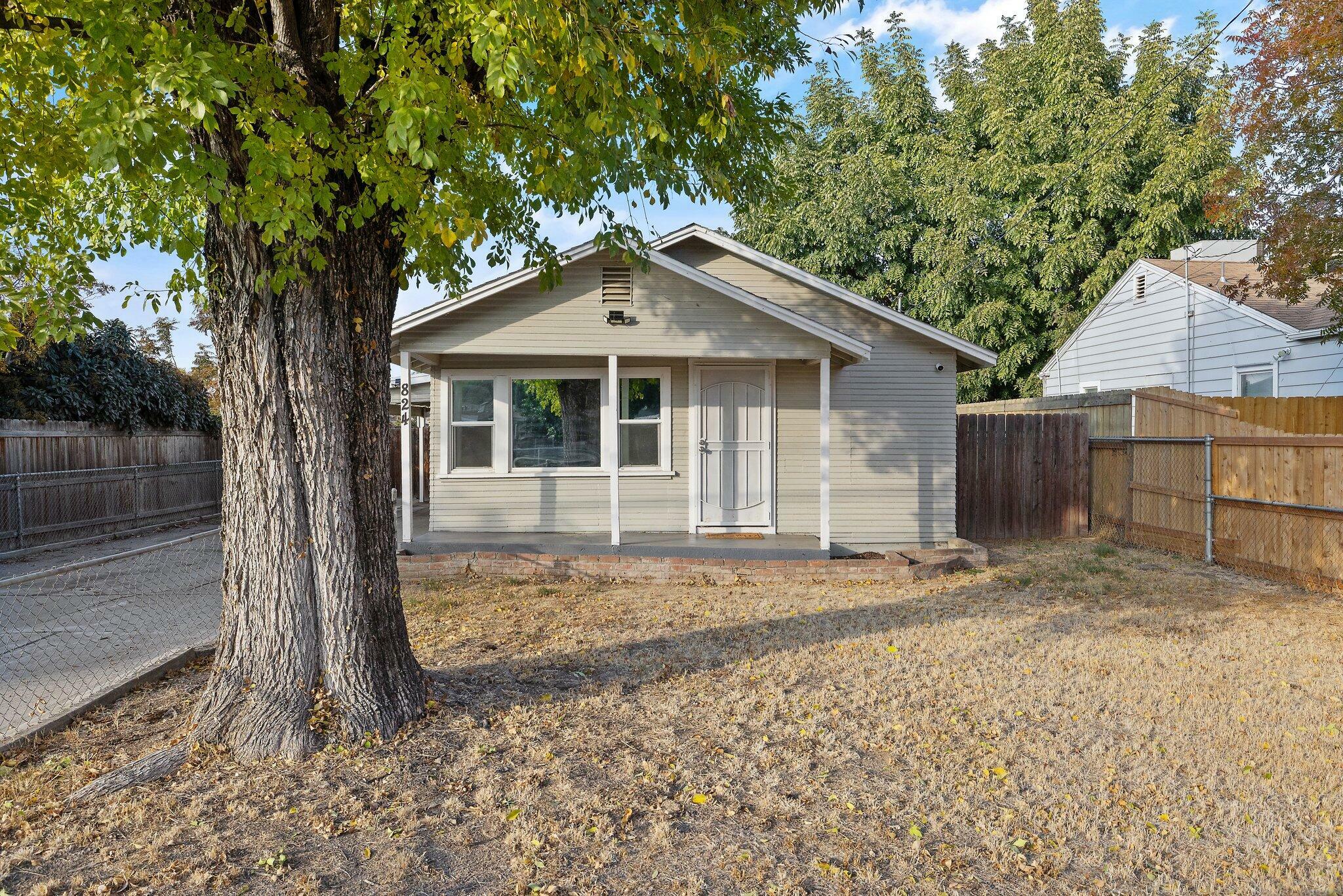 Property Photo:  824 W Houston Avenue  CA 93291 