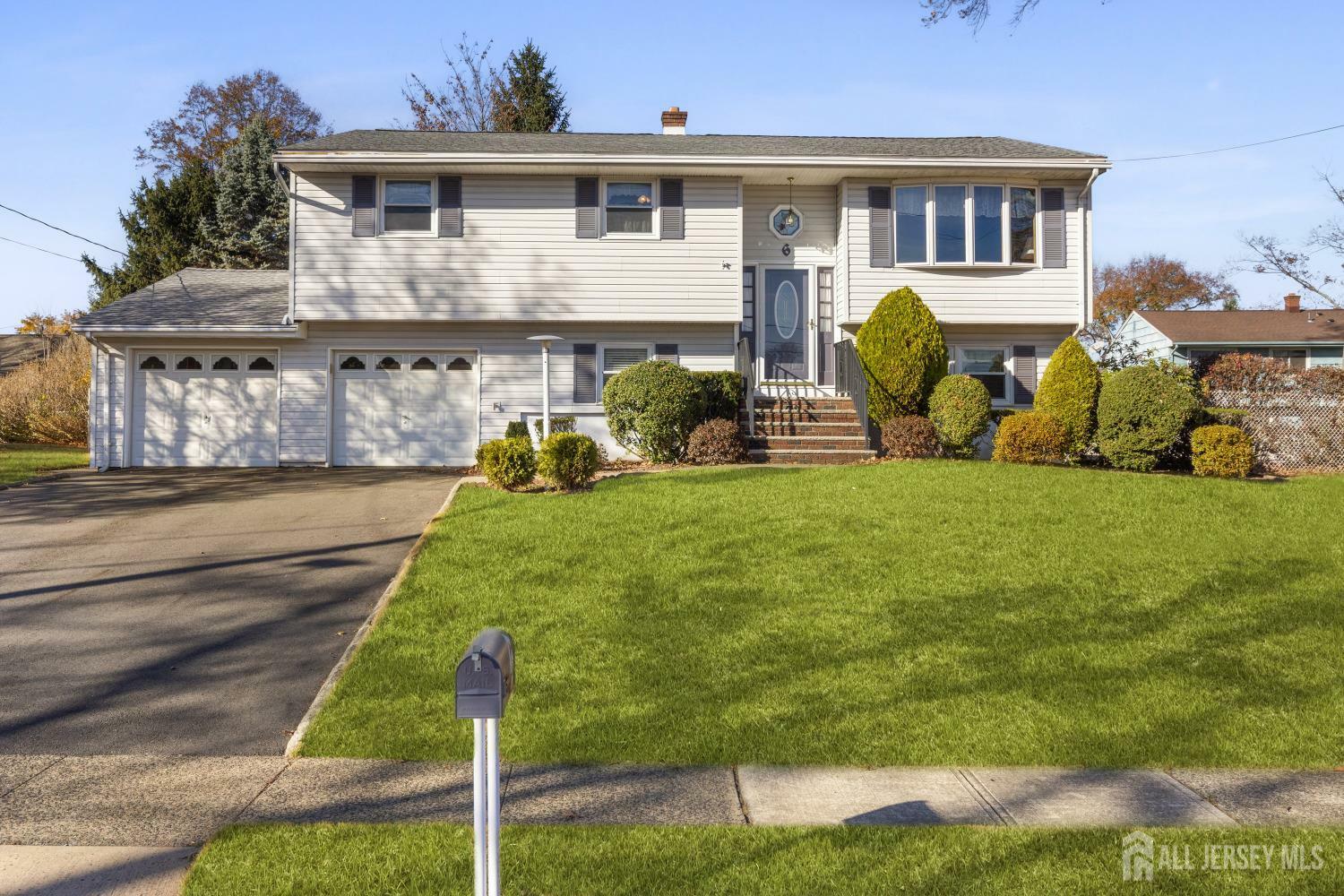 Property Photo:  6 Lund Court  NJ 08854 