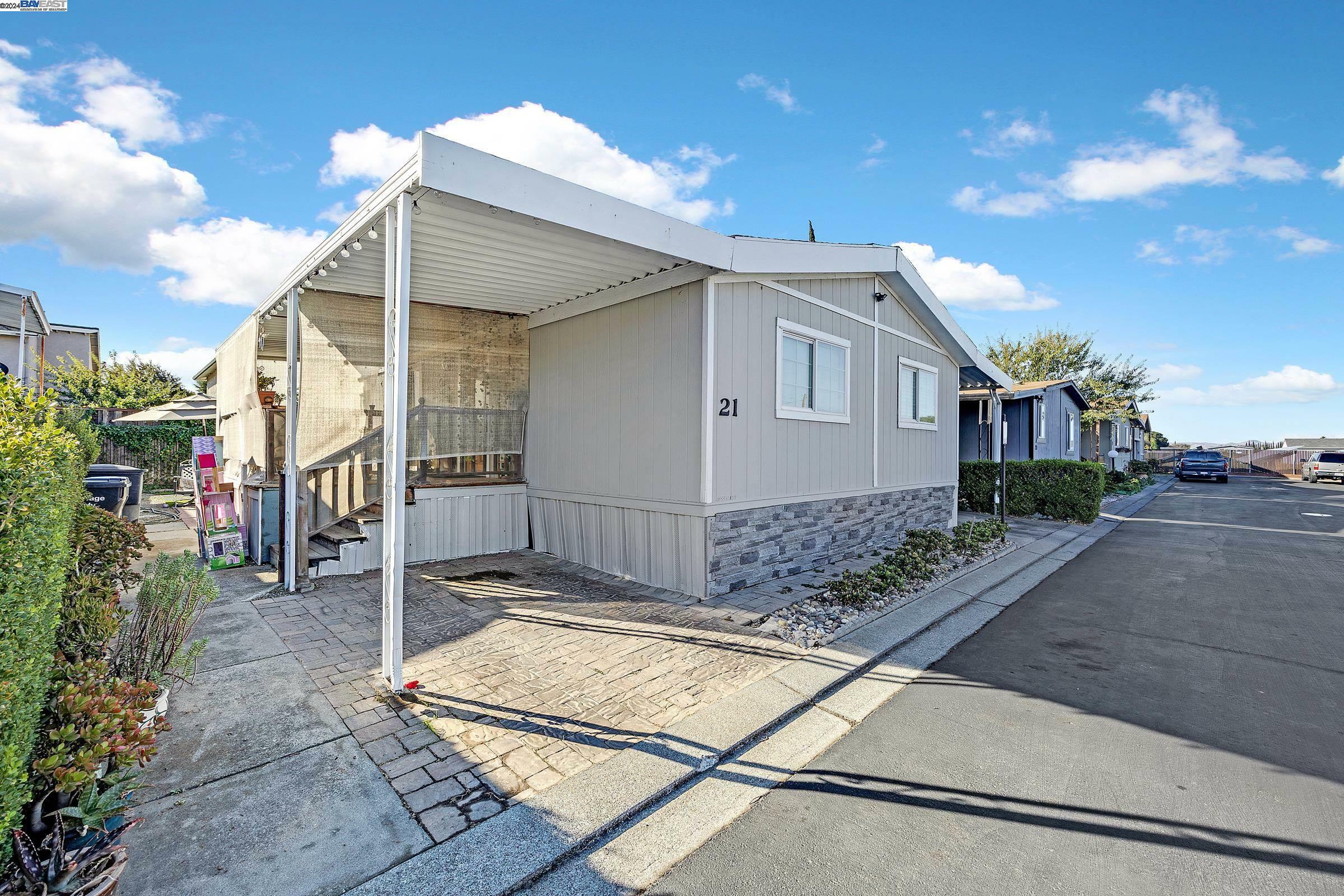 Property Photo:  812 W Clover Rd 21  CA 95376 