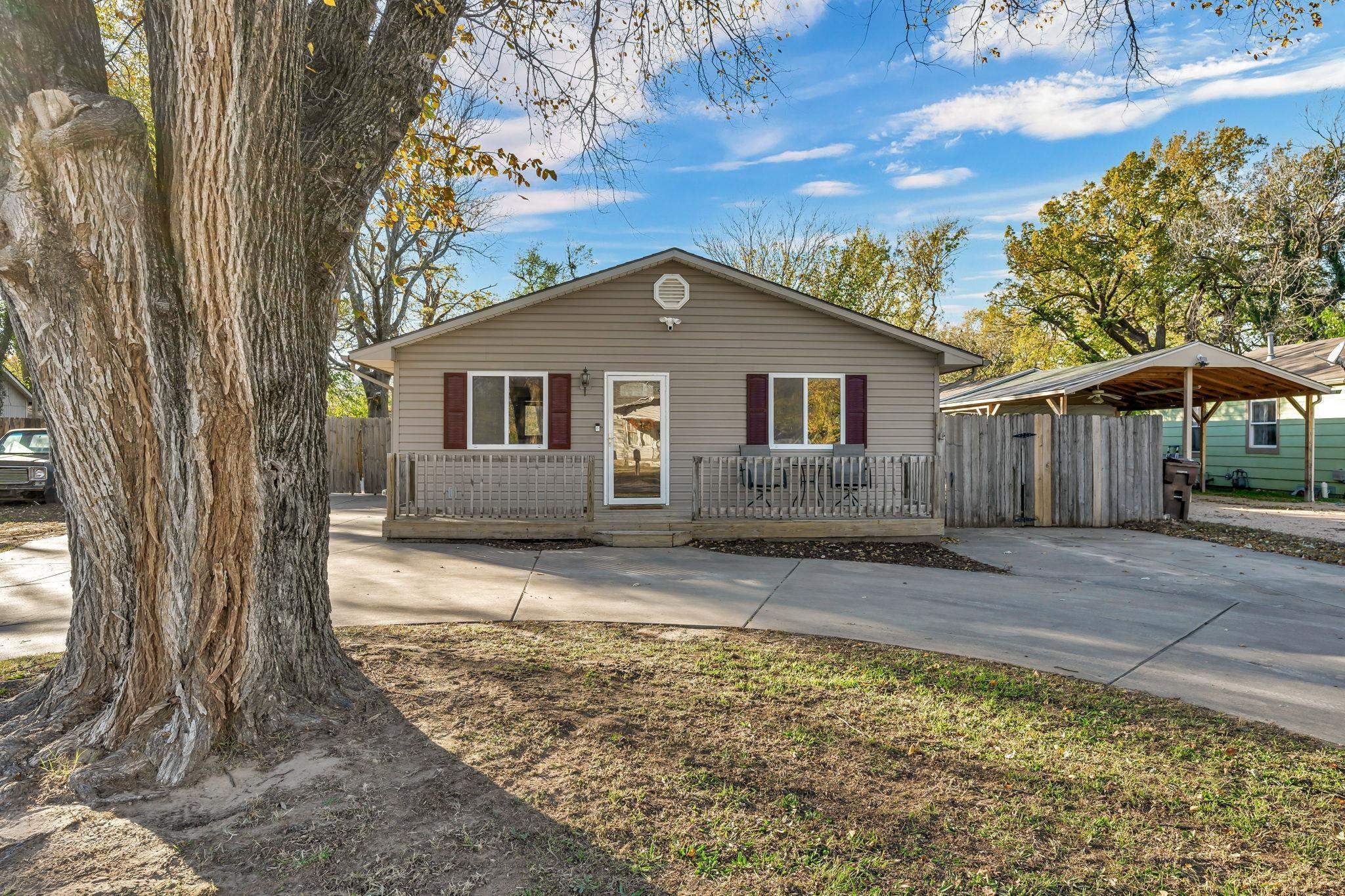 Property Photo:  427 N Clara St  KS 67212 