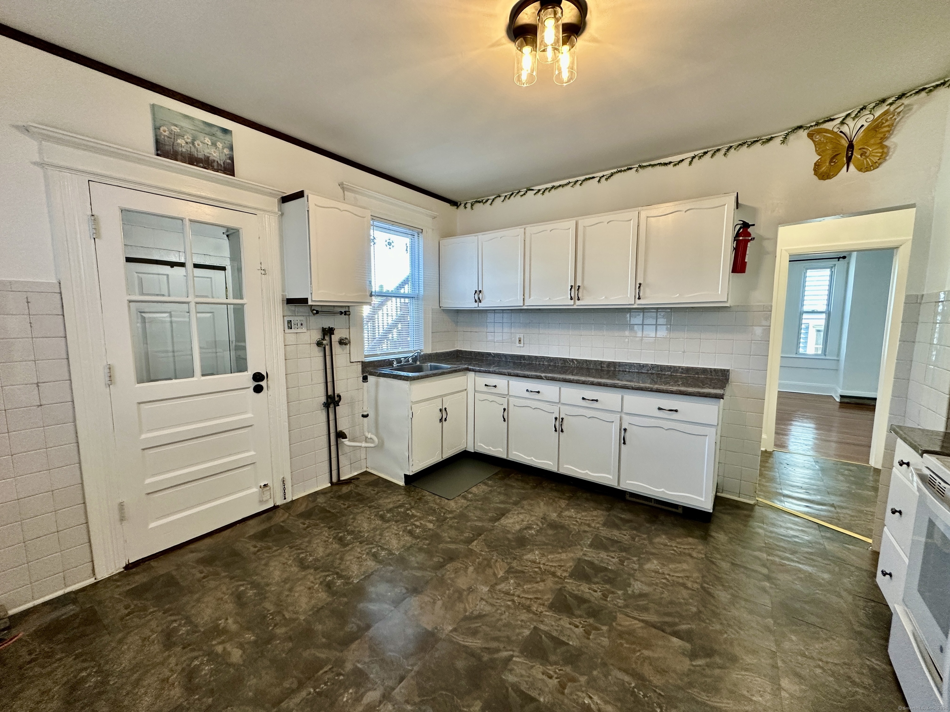 Property Photo:  346 Fairview Avenue 1st Floor  CT 06606 