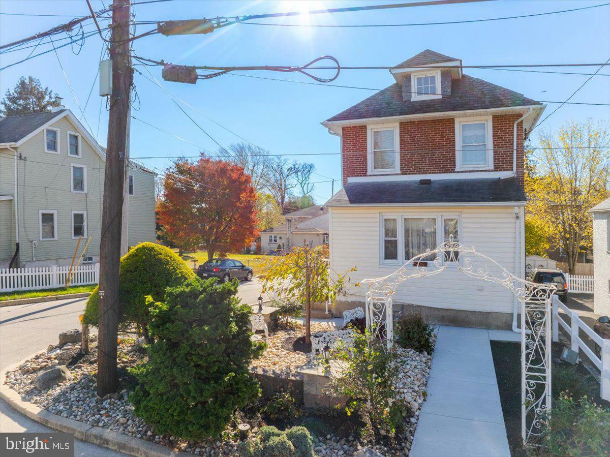 Property Photo:  2328 Weldon Avenue  PA 19038 