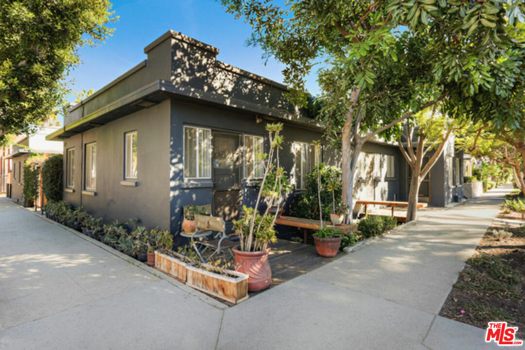 Property Photo: 1520 Andalusia Ave CA 90291