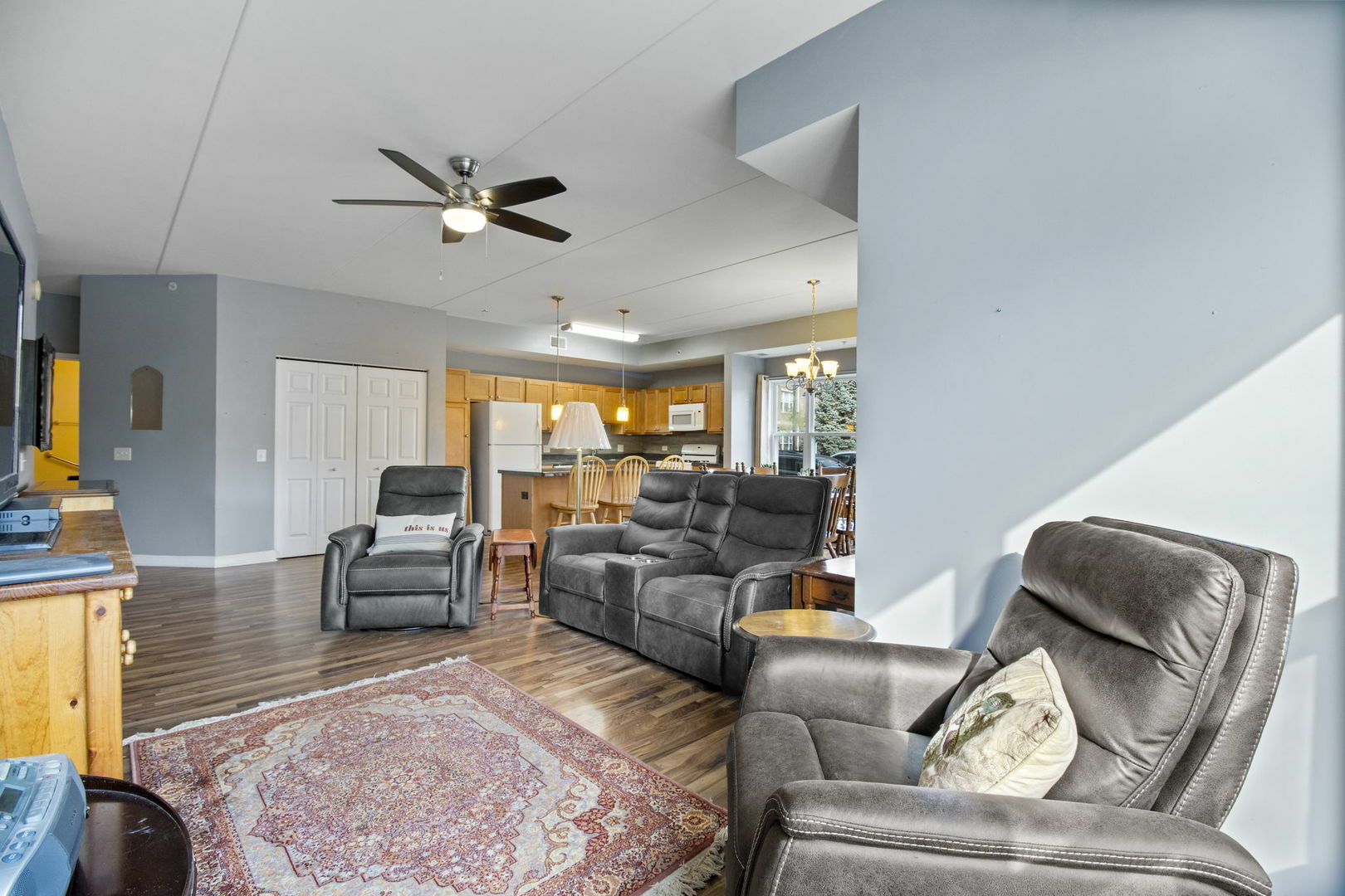 Property Photo:  10 N Gilbert Street 102  IL 60177 