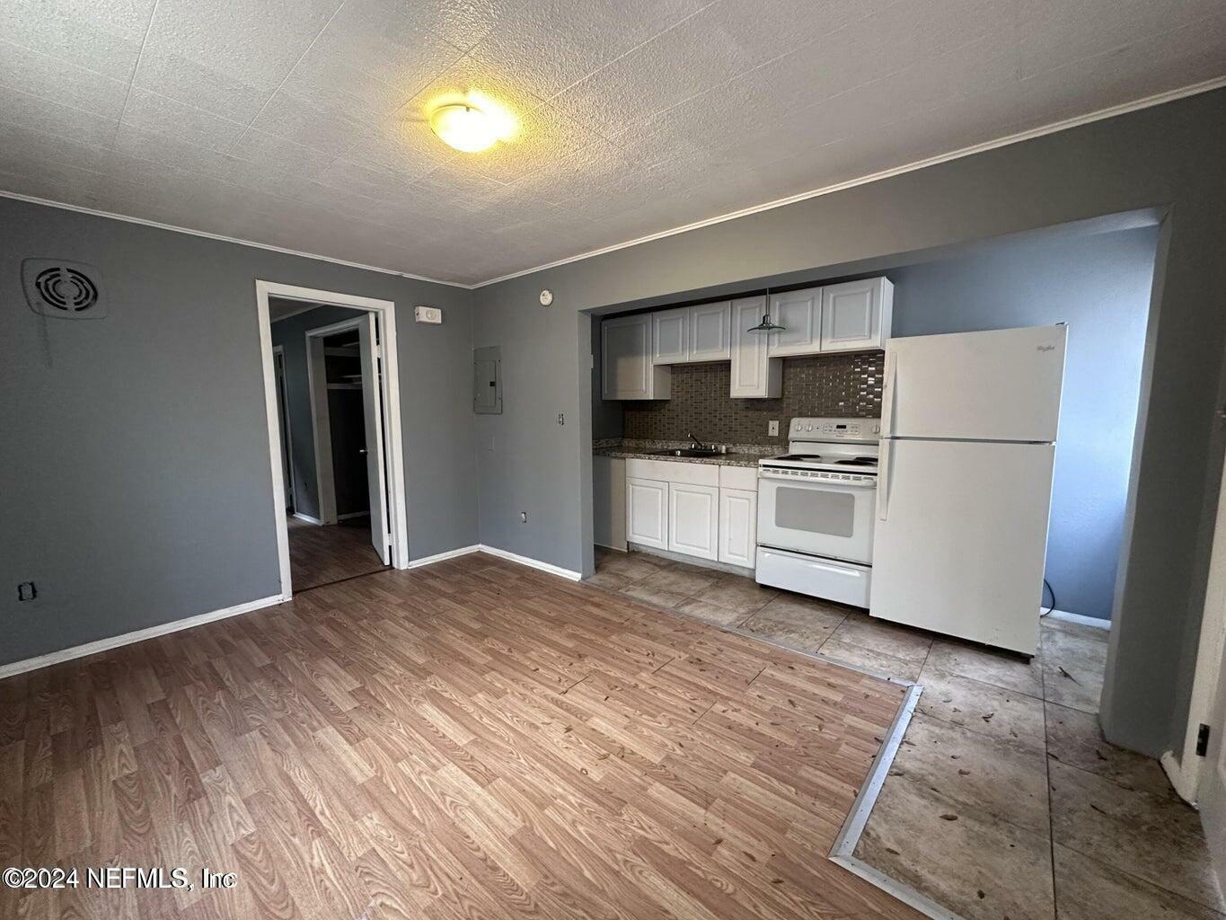 Property Photo:  18 W 43rd Street  FL 32208 