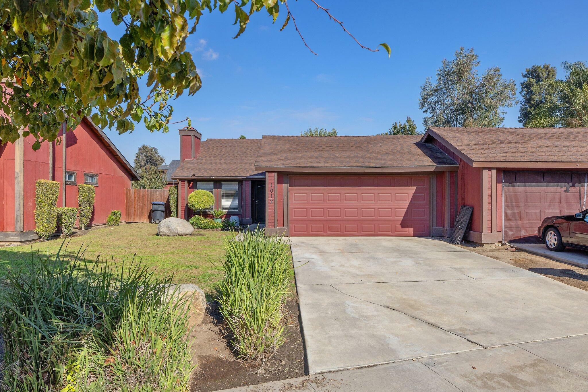 Property Photo:  1012 E Oakridge Avenue  CA 93292 