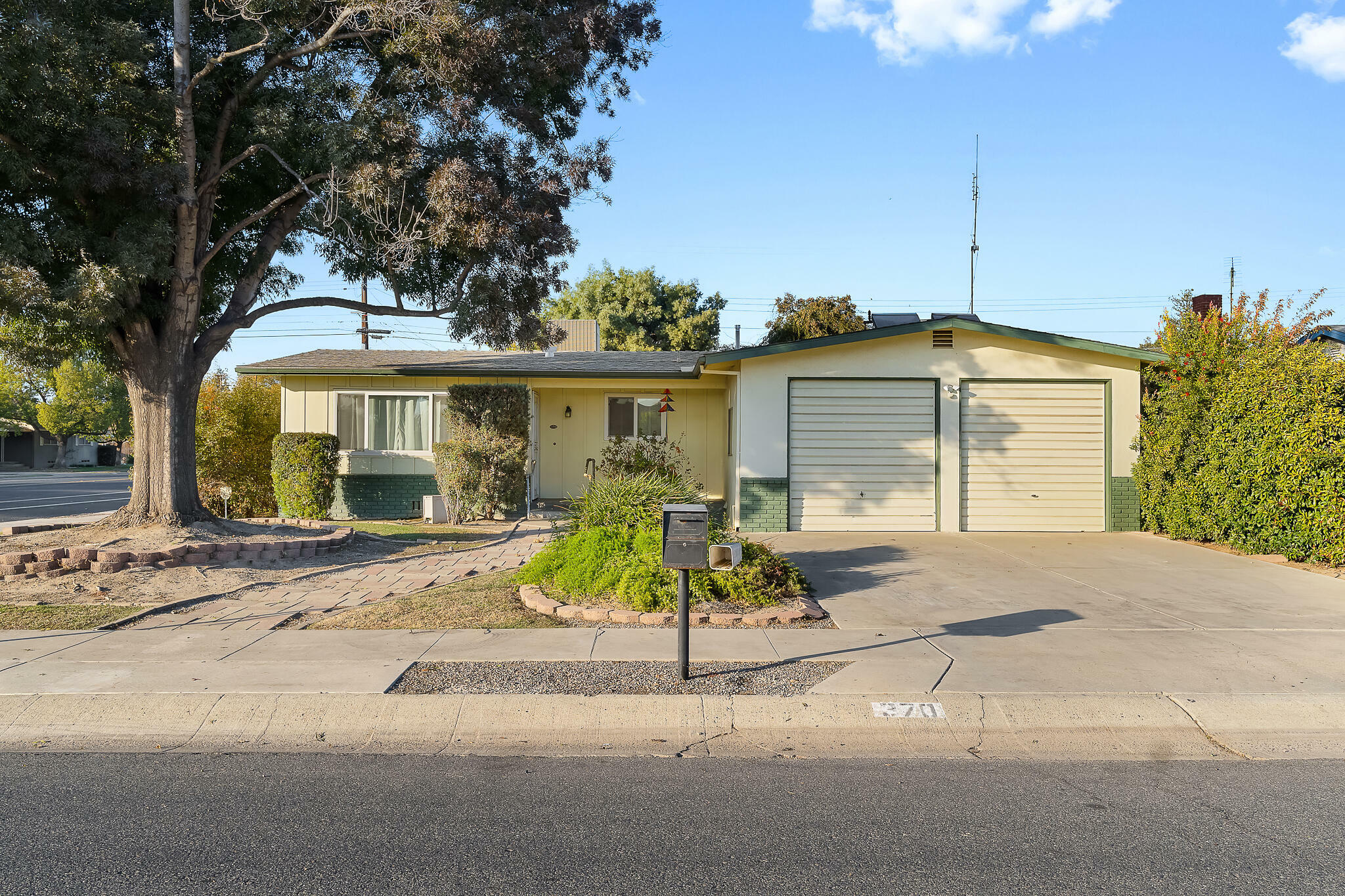 Property Photo:  370 E Gail Avenue  CA 93274 