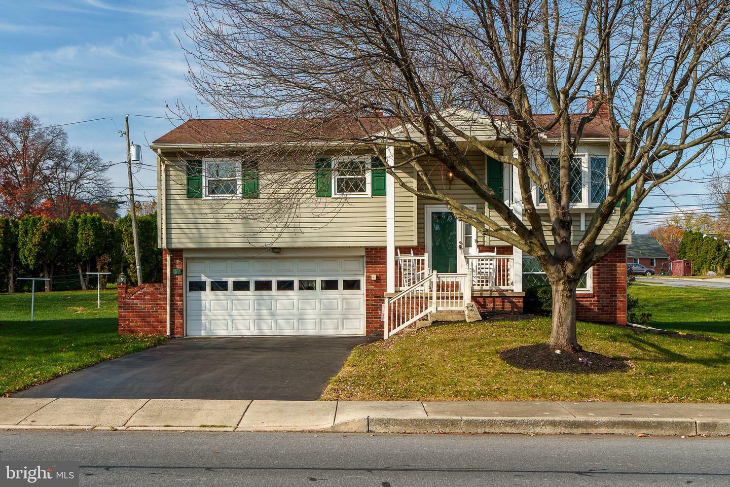 Property Photo:  102 S Oak Street  PA 17543 