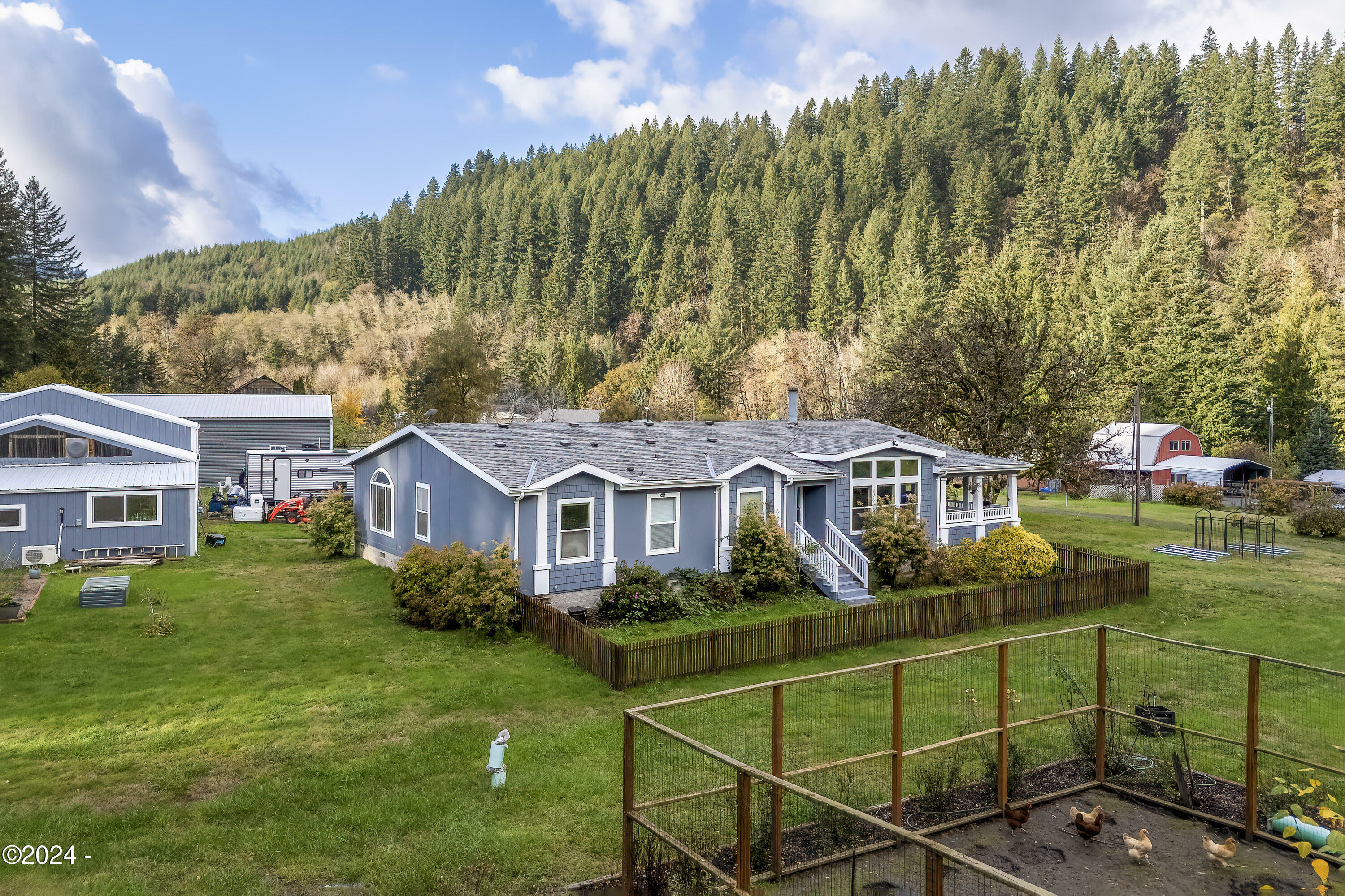 Property Photo: 138 E Thissell Road OR 97390