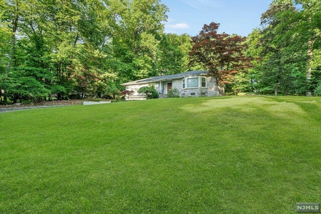 Property Photo:  32 Lilline Lane  NJ 07458 