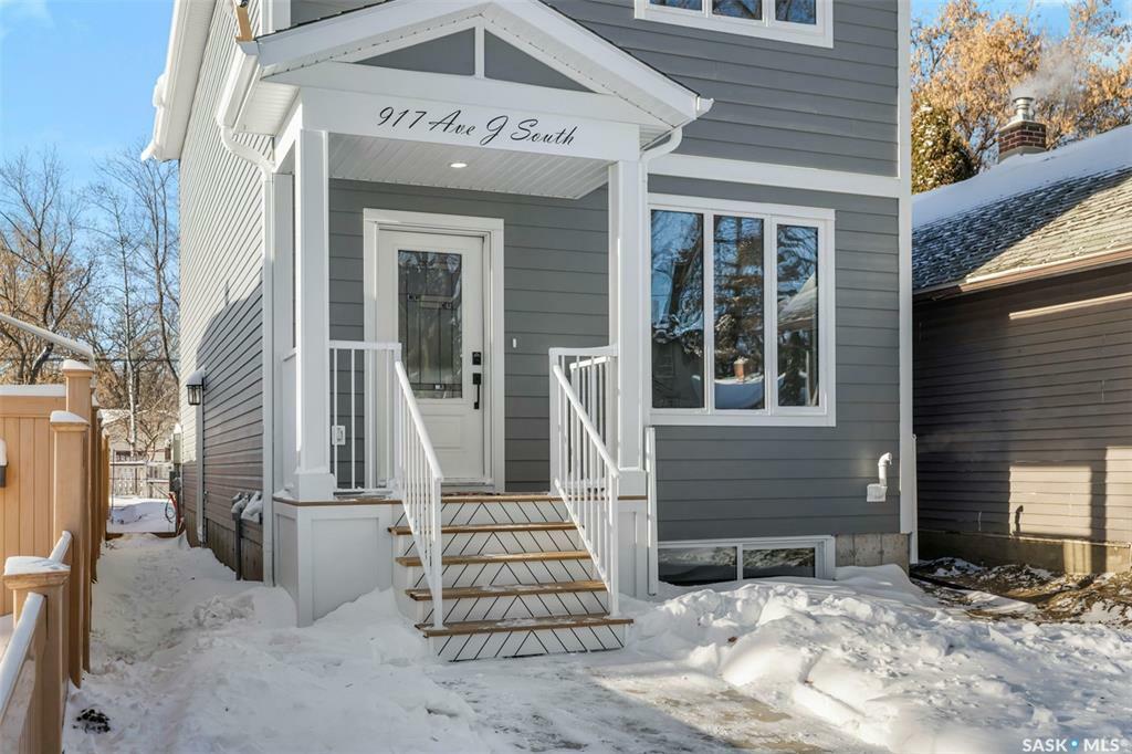 Property Photo:  917 J Avenue  SK S7M 2B7 