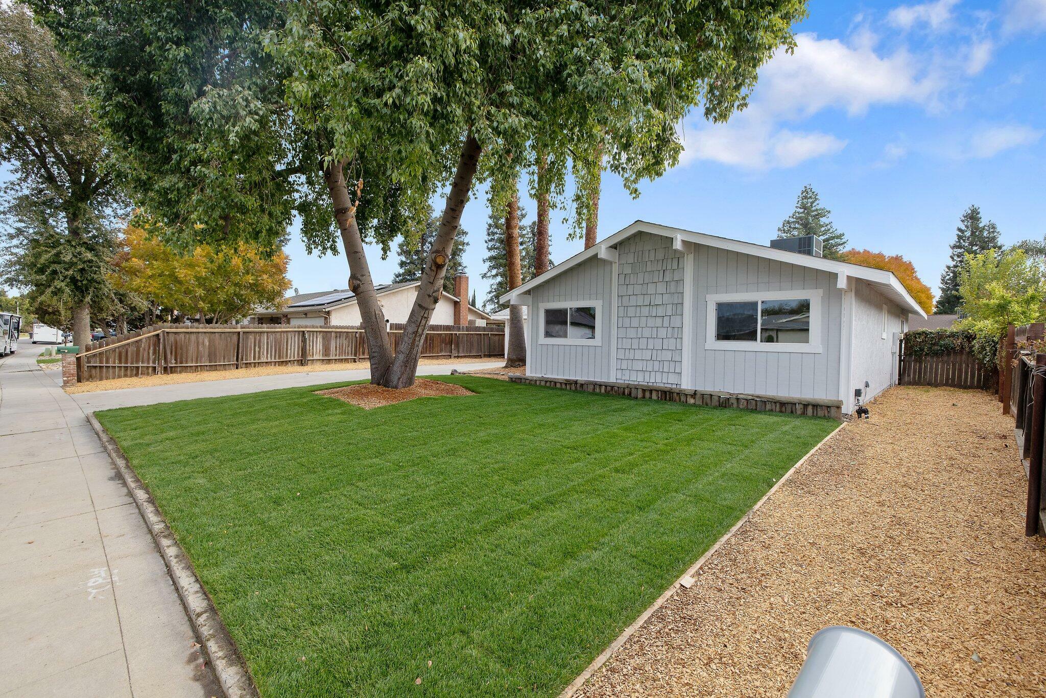 Property Photo:  1041 E Feemster Avenue  CA 93292 