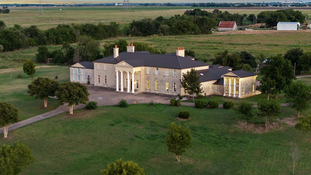 Property Photo: 1607 County Road 101 TX 78634