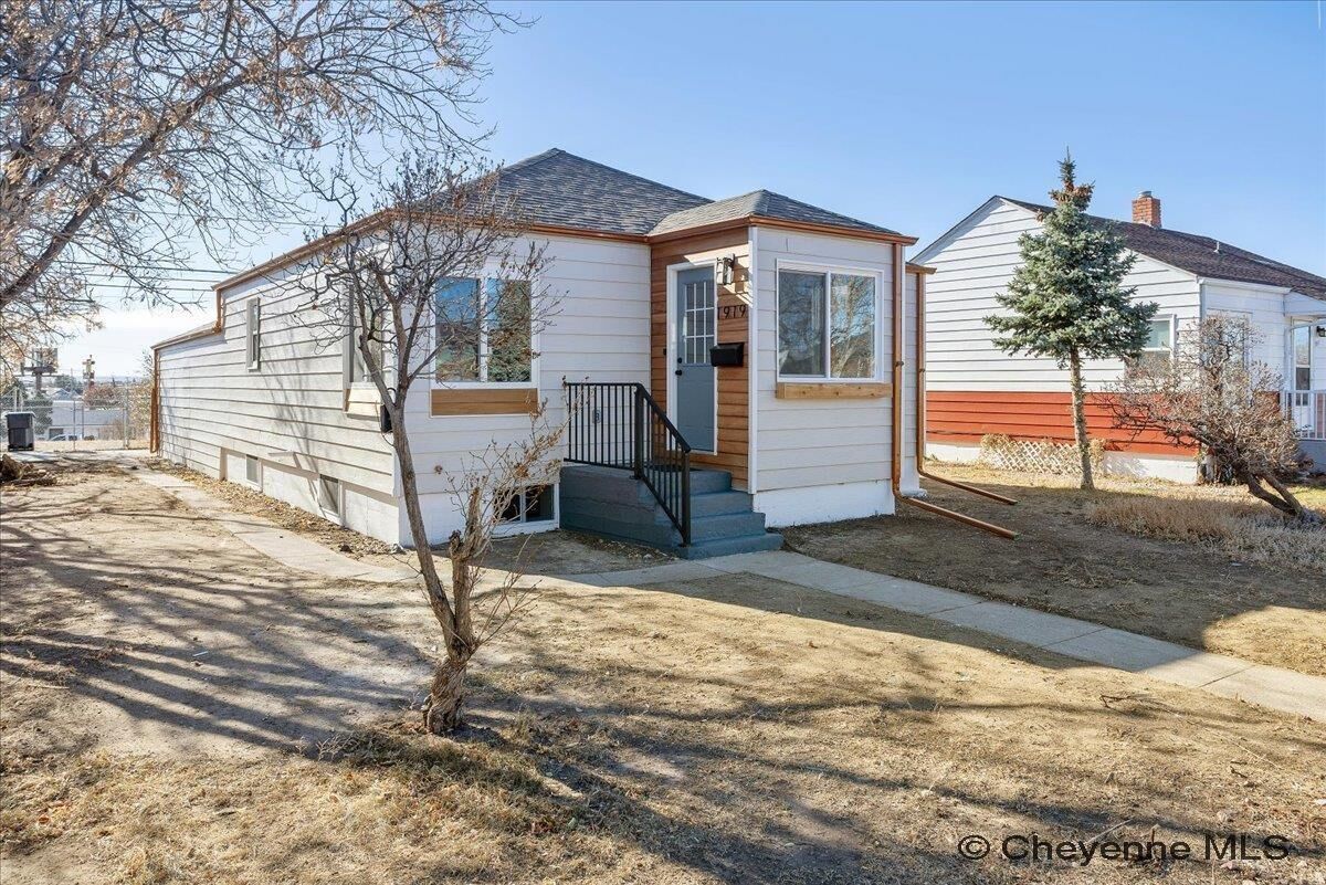 Property Photo: 1919 E 16th St WY 82001