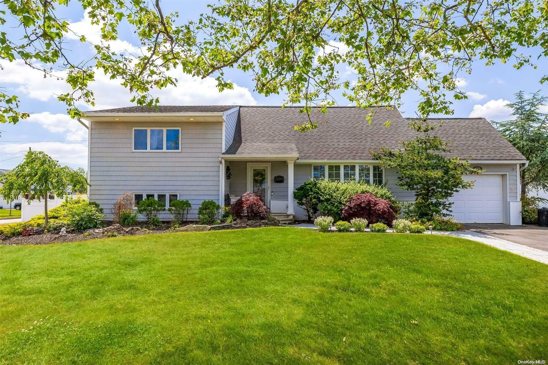 Property Photo:  122 Thornwood Road  NY 11762 