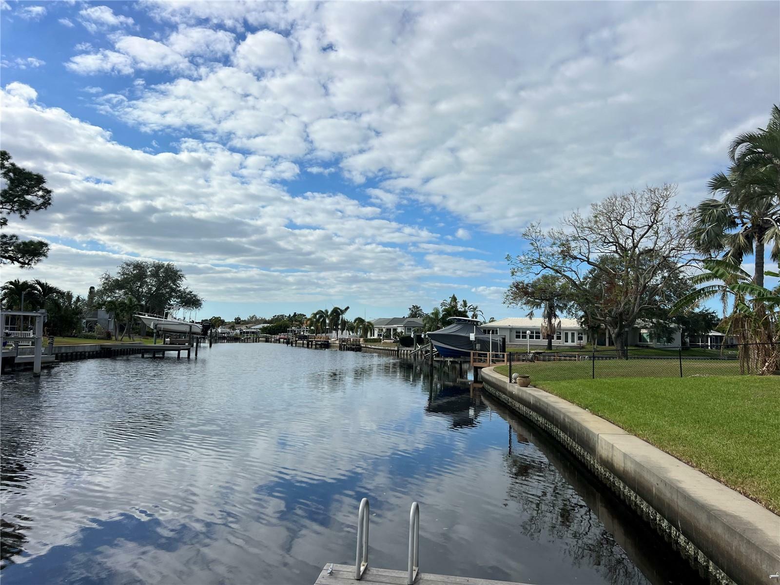 Property Photo: 9644 Oak Street NE FL 33702
