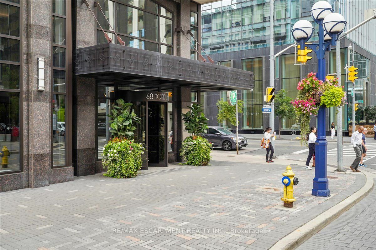 Property Photo:  68 Yorkville Ave 304  ON M5R 3V7 