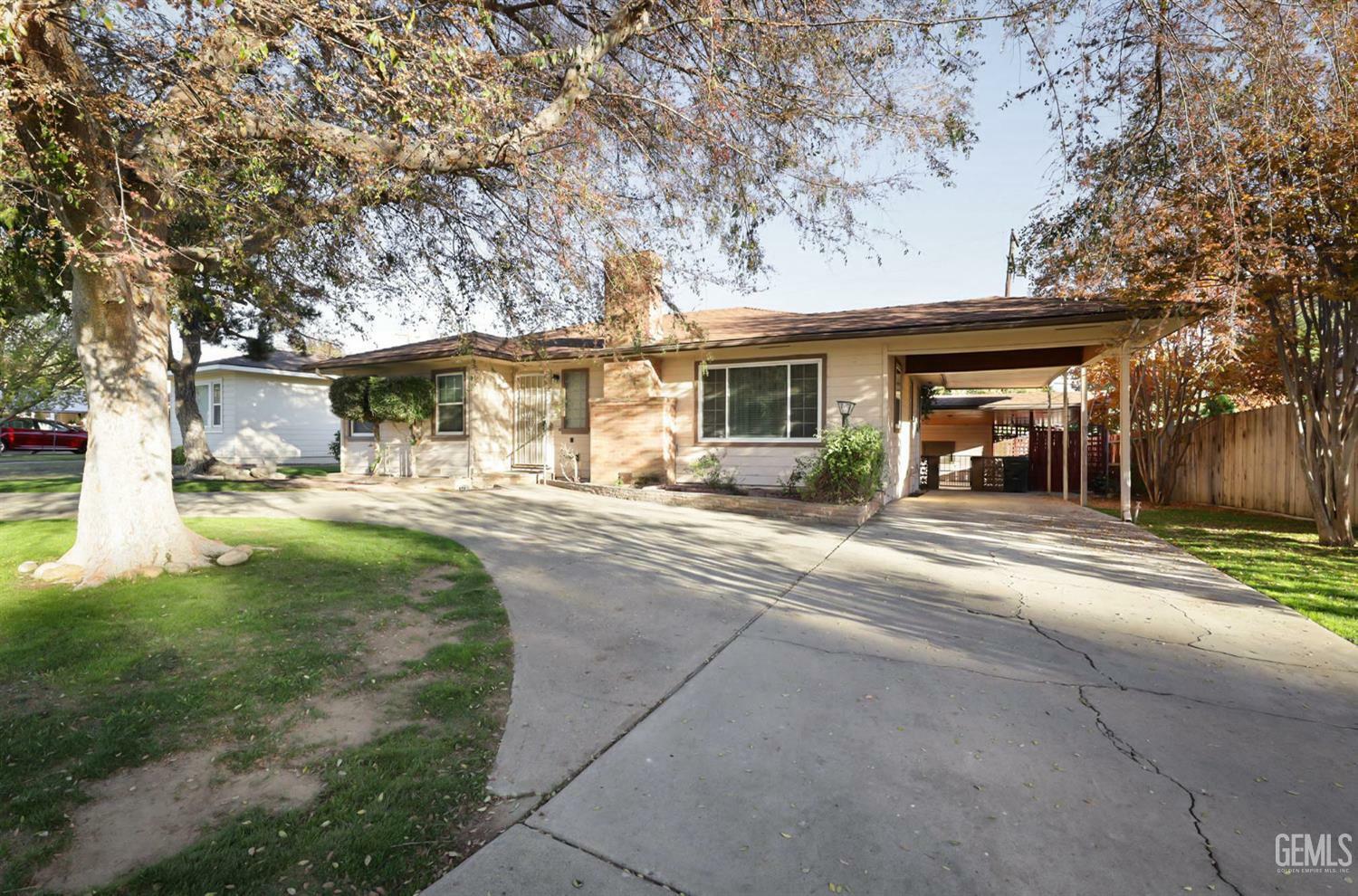 Property Photo:  1735 Los Robles Drive  CA 93306 