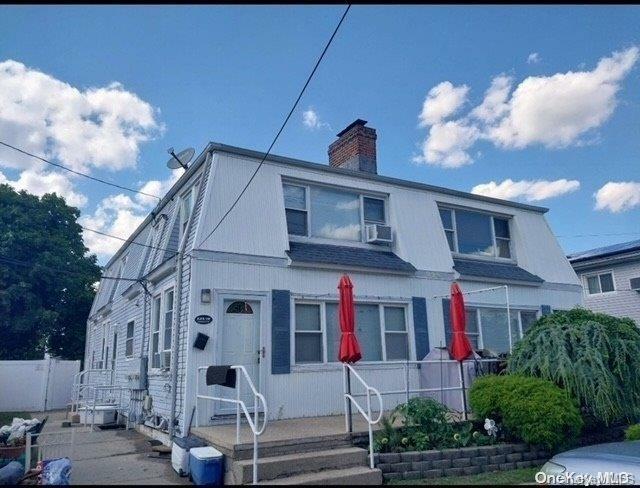 Property Photo:  225 Parkside Court  NY 11726 