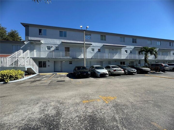 8027 NW 8th St 14  Miami FL 33126 photo