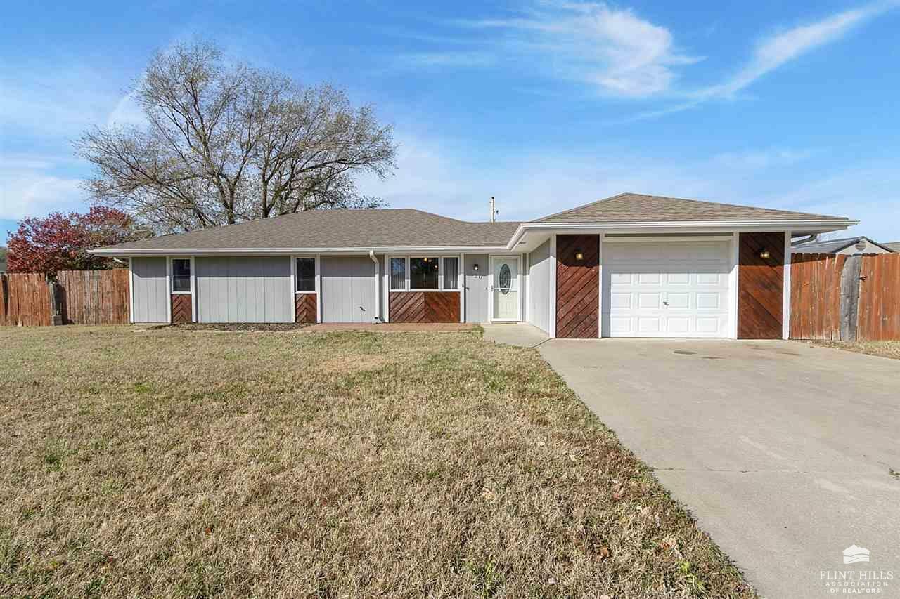 Property Photo:  1320 Parkside Drive  KS 66441 