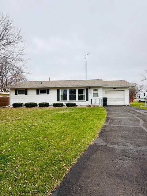 Property Photo:  1129 Clearview Drive  IA 52577 