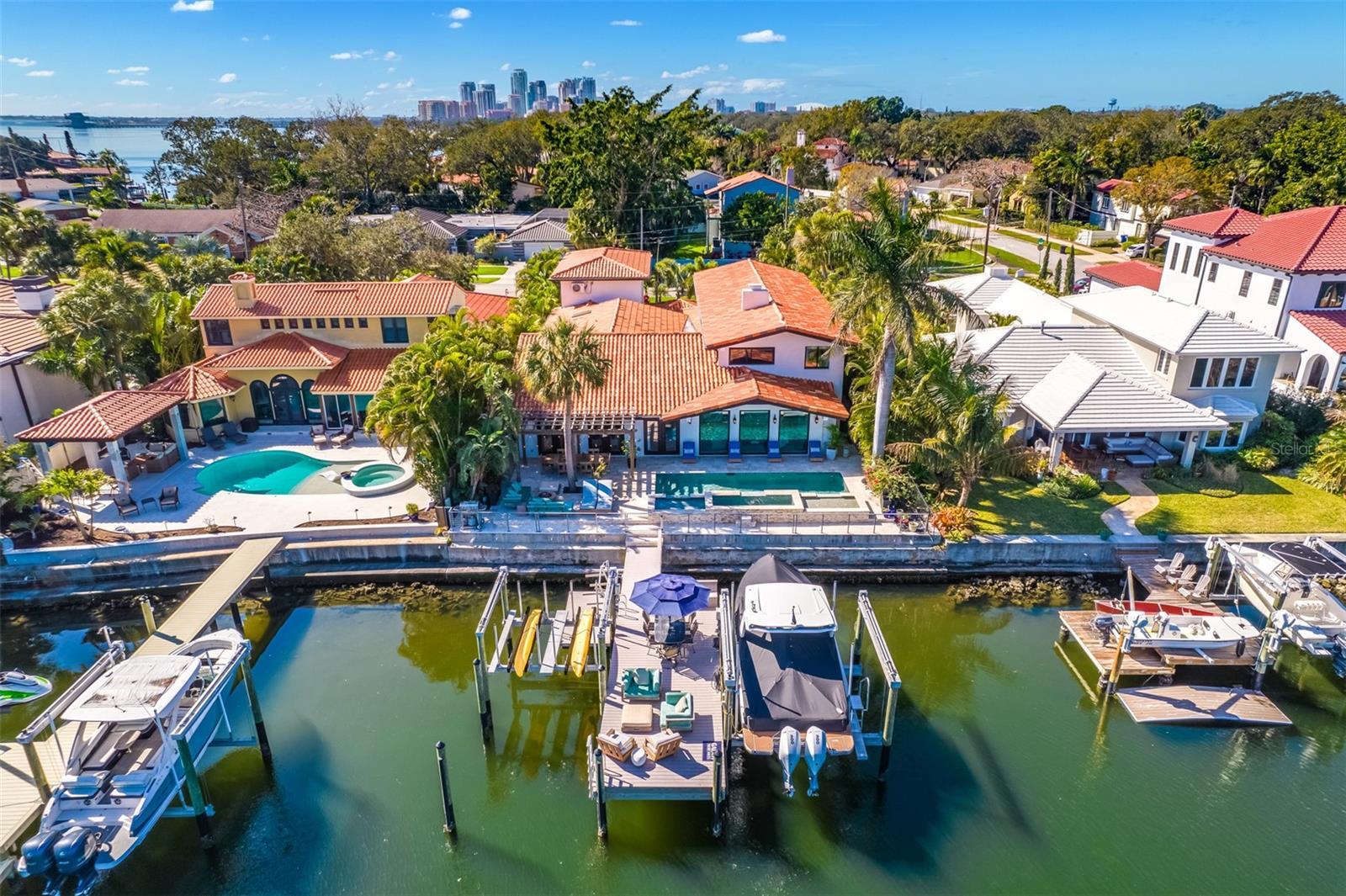 Property Photo: 747 Brightwaters Boulevard NE FL 33704