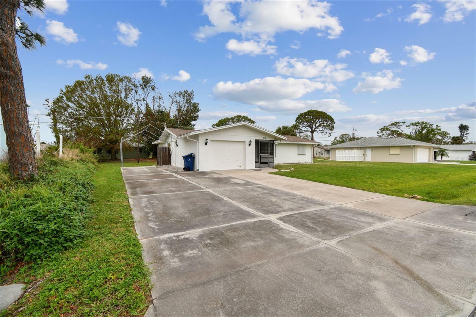 Property Photo:  916 Mohawk Road  FL 34293 