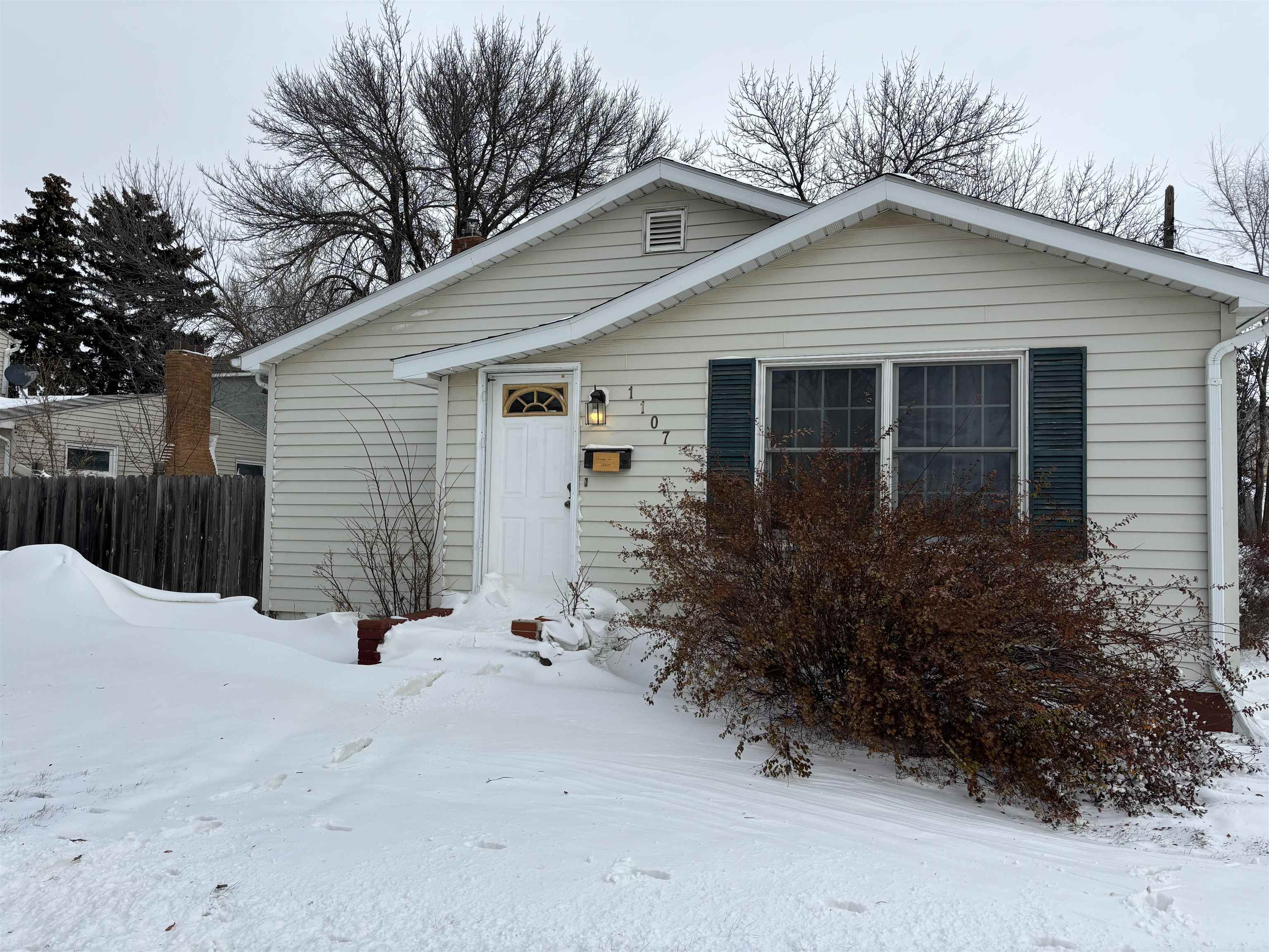 Property Photo:  1107 SE 2nd St.  ND 58701-5907 