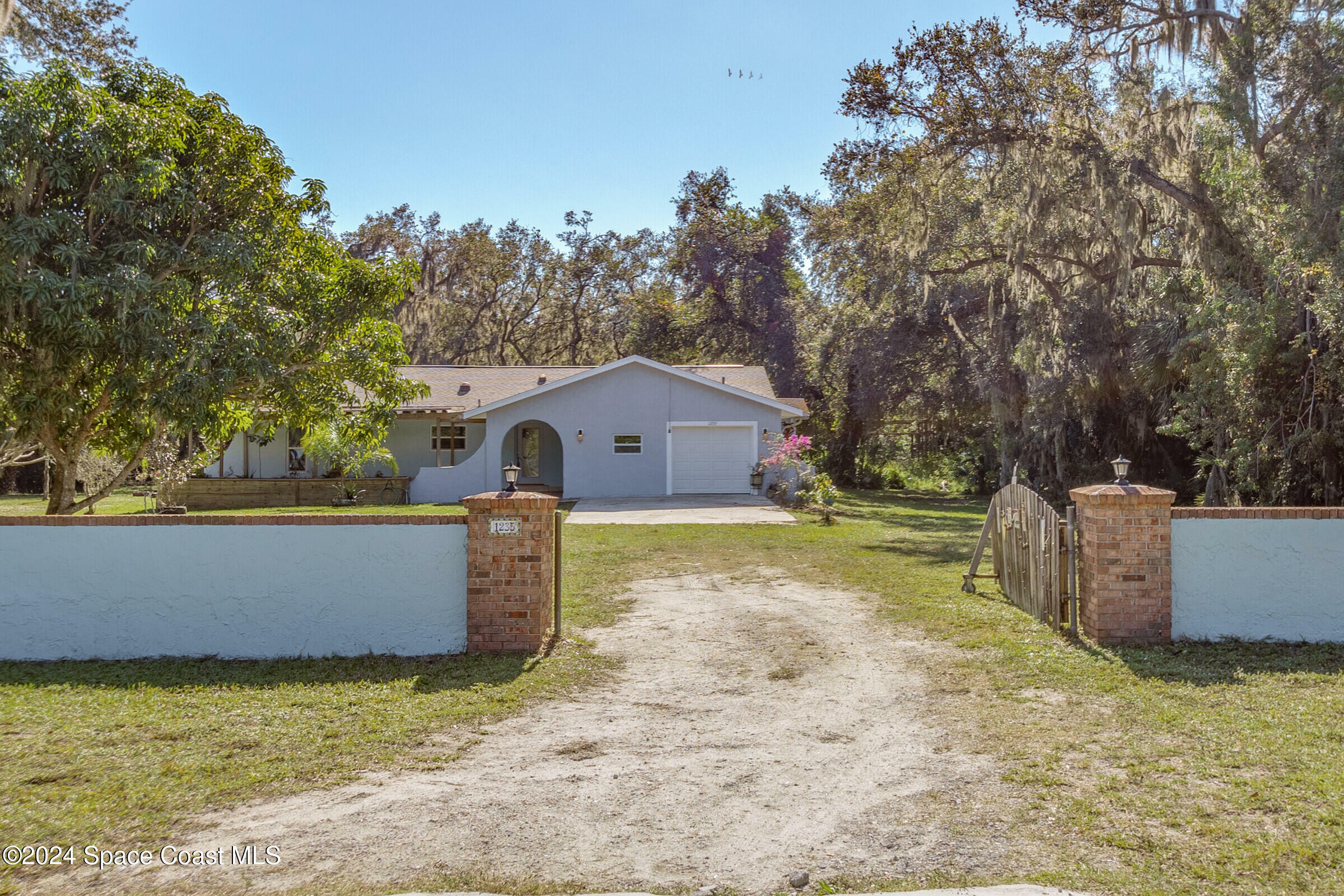 Property Photo: 1235 Pine Island Road FL 32953