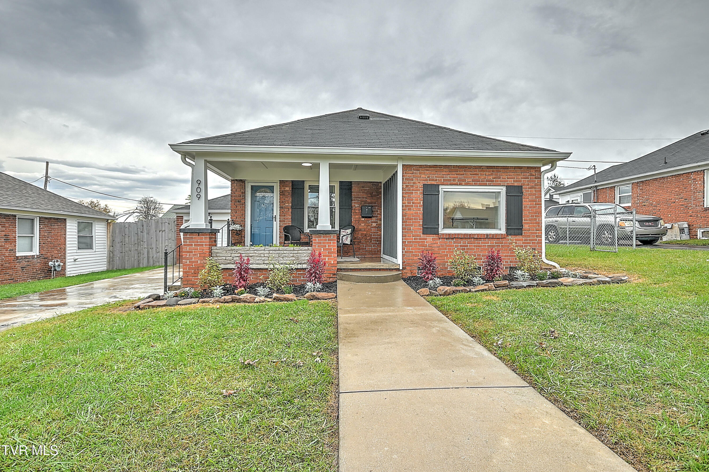 Property Photo:  909 Birch Street  TN 37664 