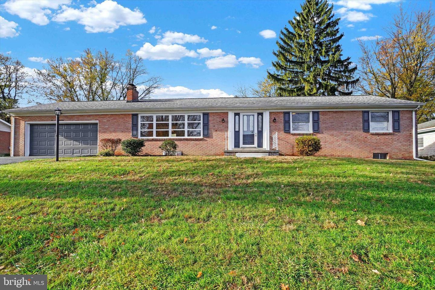 Property Photo:  250 N Lynbrook Drive N  PA 17402 