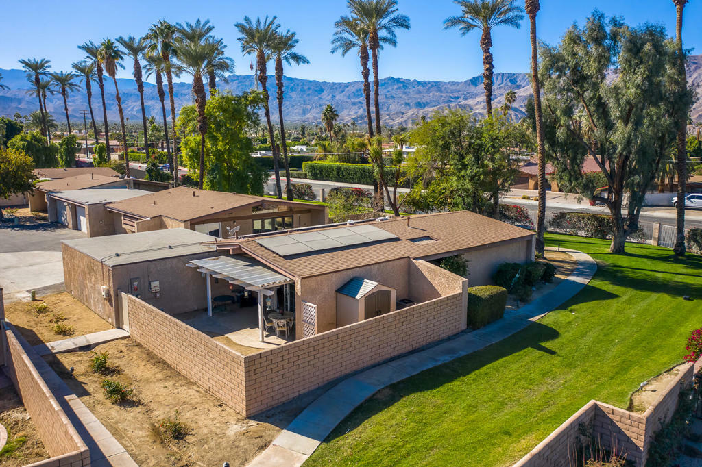 Property Photo: 74042 Catalina Way CA 92260