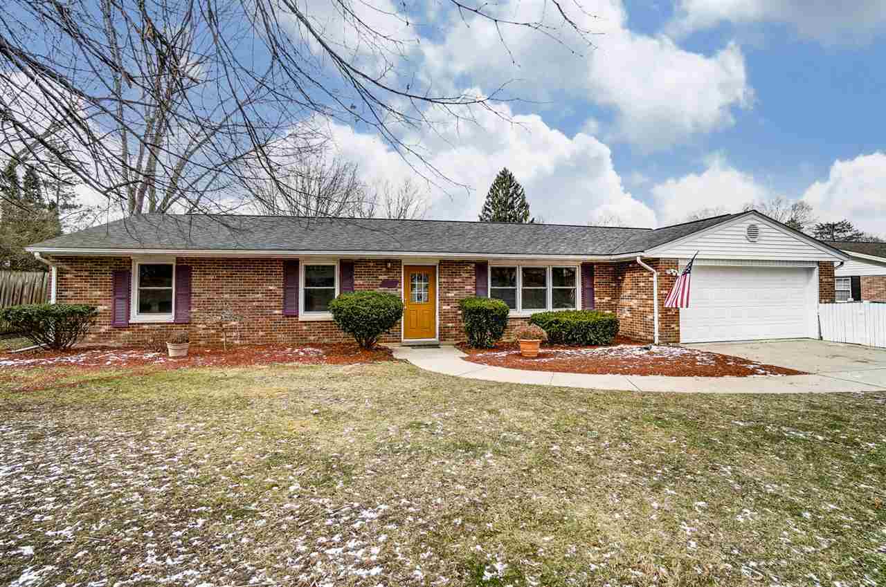 Property Photo:  510 Greenbrier Drive  IN 47374 