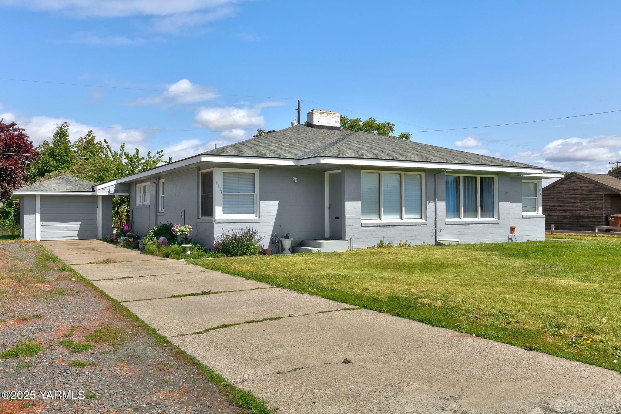 Property Photo: 4101/4103 W Lincoln Ave WA 98908