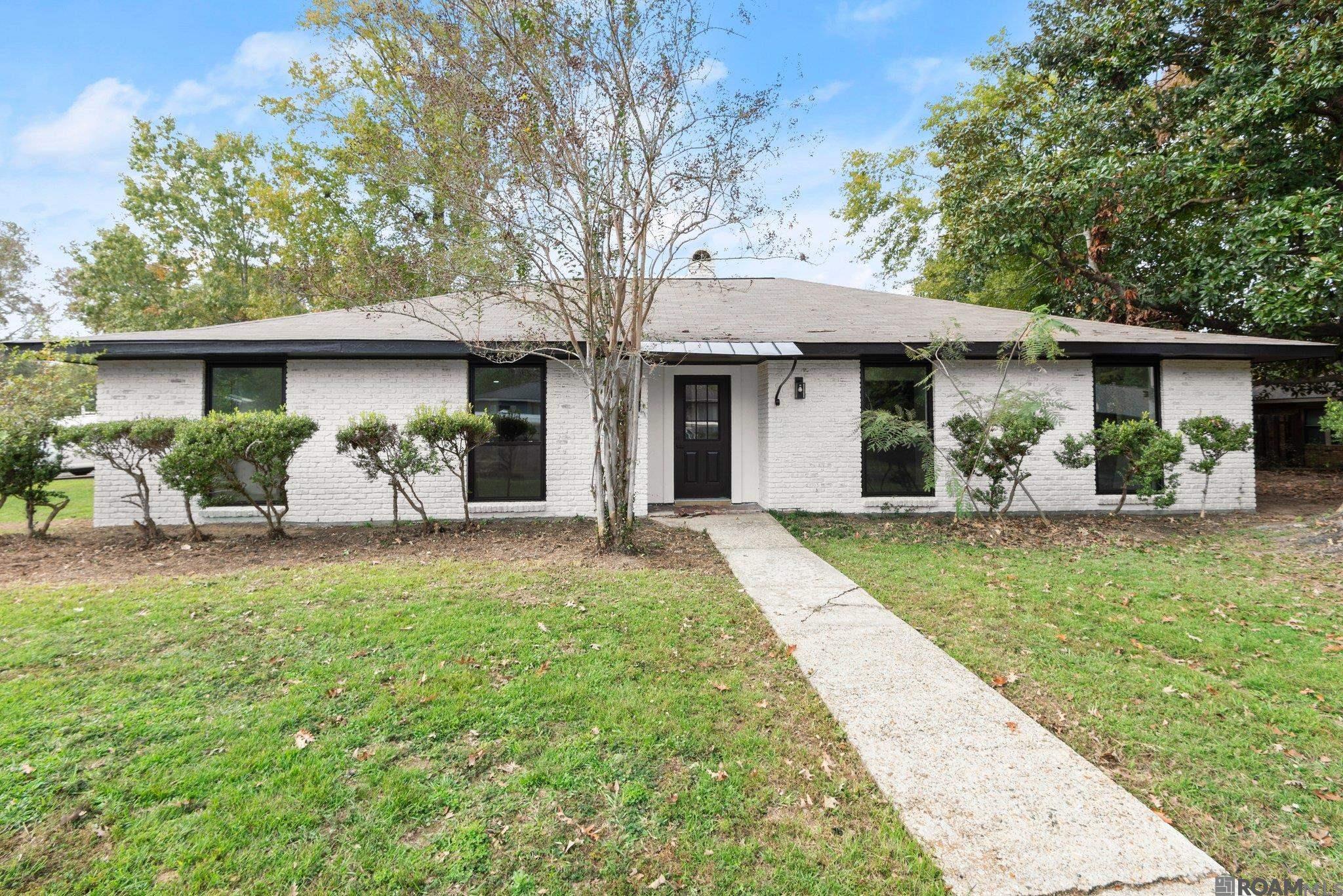 Property Photo: 1121 Sharynwood Dr LA 70808