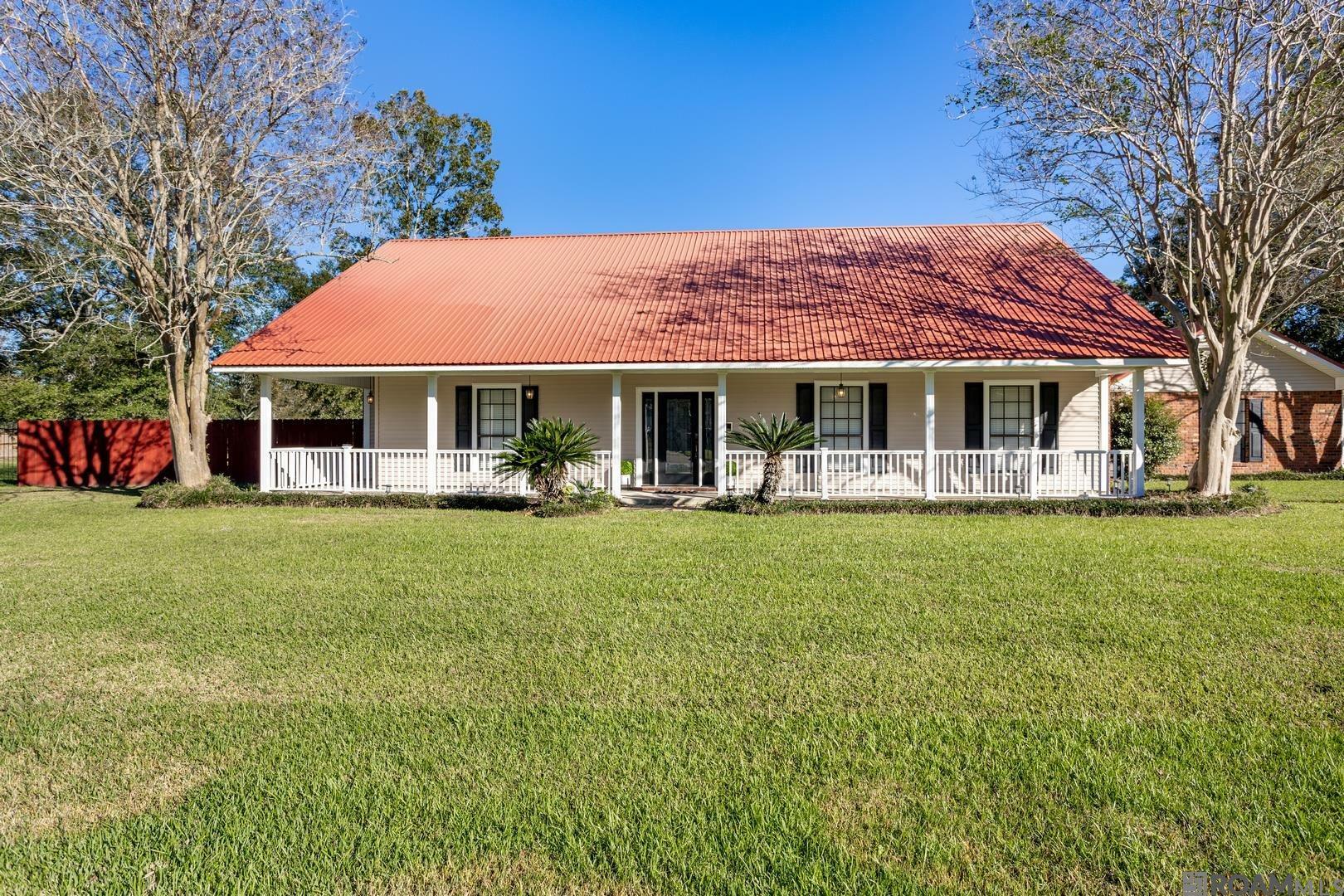Property Photo: 10423 Ginger Place Dr LA 70817